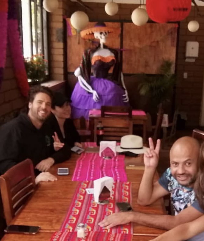 LuisPea77378920's tweet photo. Resulta que esa foto que @OfficialNiurka anda haciendo circular para decir que Jorge y @ronogueron tienen un romance. Le recortaron a las otras personas que iban y no dicen que fue un viaje grupal y que Jorge iba acompañado por su entonces novia #LaCasaDeLosFamososMx https://t.co/gdv841uHk0