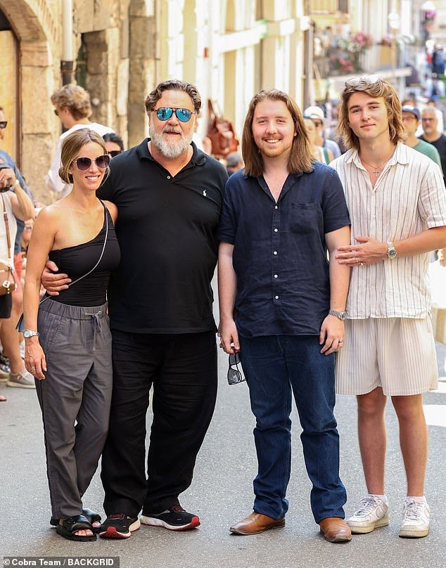 lalakala778's tweet photo. @russellcrowe thanks for the nice pic and smiles 👍♥️♥️ https://t.co/vvxdEjVNlo