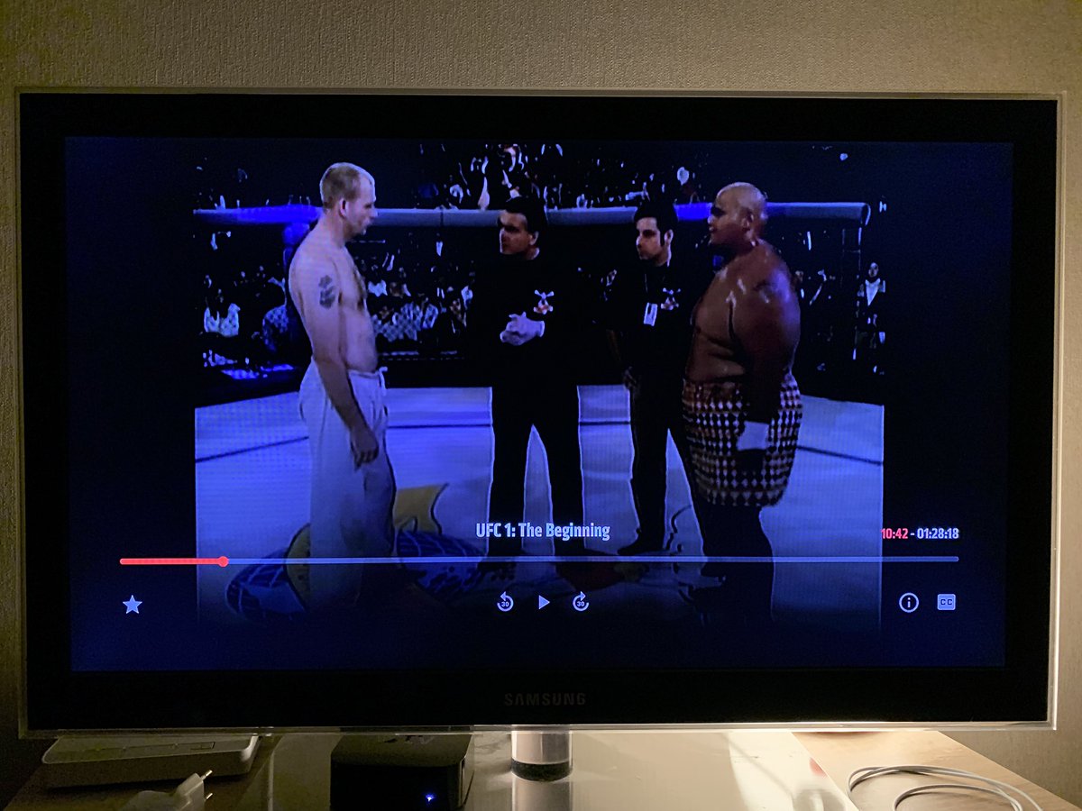 chapaev_ru's tweet photo. Решил посмотреть 1й выпуск #UFC 1993 года.
Французский сават против сумо.
Как думаете, кто победил? https://t.co/P8Liomitpr