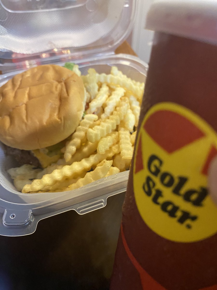 socominky's tweet photo. @goldstarchili @CincyBurgerWeek @goldstarchili #CincyBugerWeek #GoldStarBurgerContest https://t.co/dR3vCpHXdf