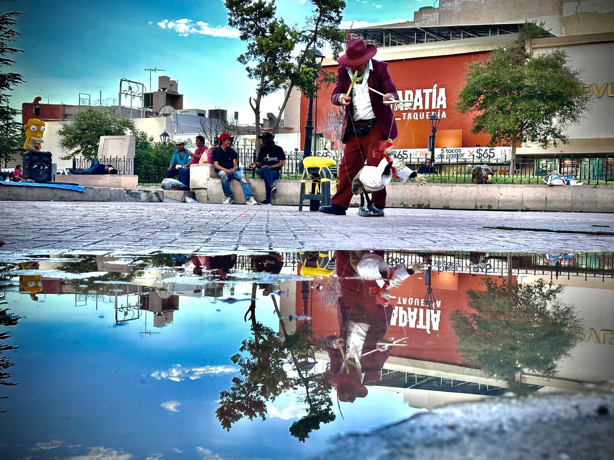 ElCharrocker's tweet photo. No se cómo se llama este amigo que, con su títere hace sonreír a la gente y de pasada se gana su dinero. 

Plaza Manuel Acuña en #Saltillo 
Fotografía Fernando H. García
Con #iPhon14Pro @Apple https://t.co/gsnHzbIYLY