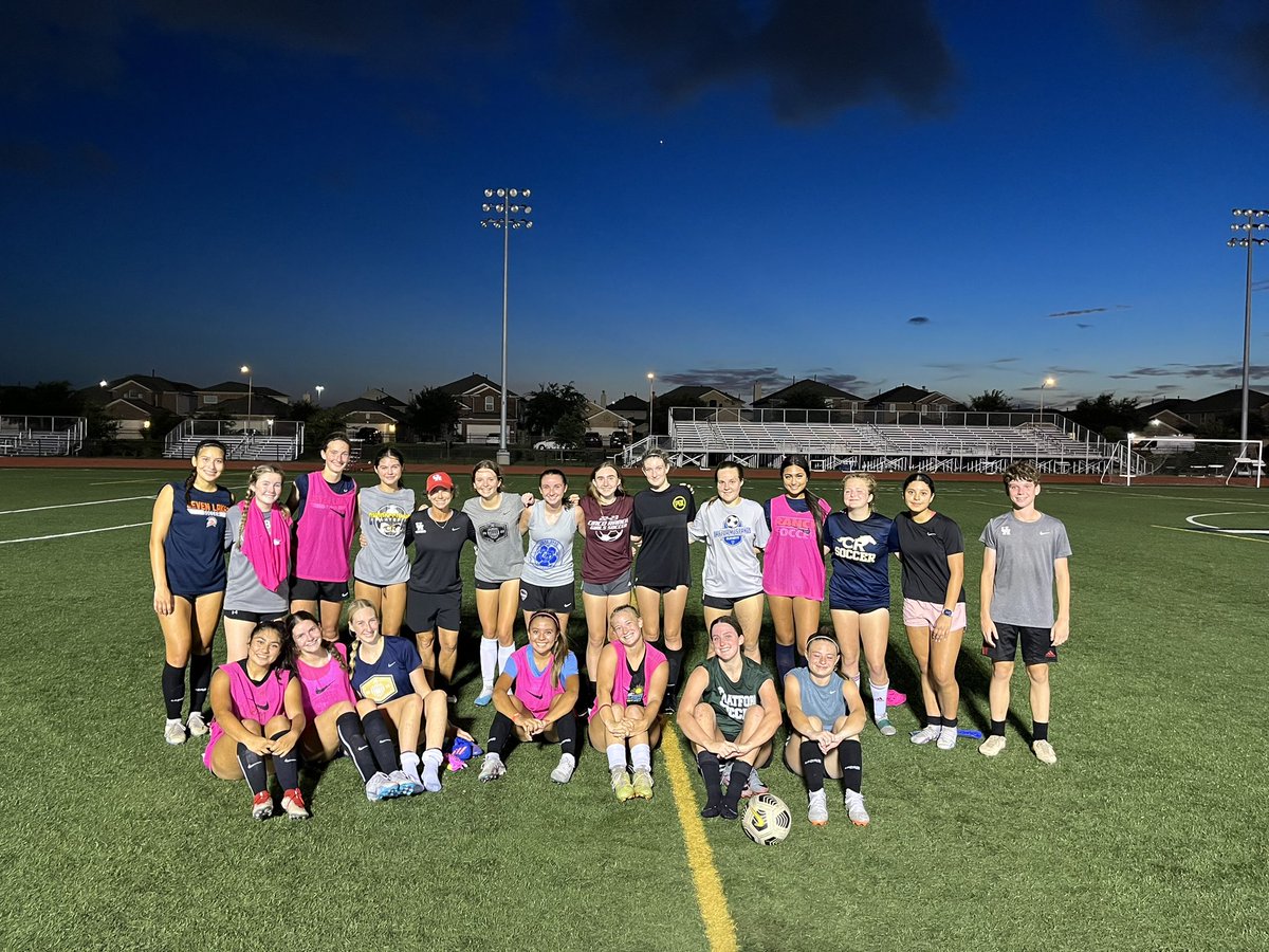 CollegeSoccerID's tweet photo. About last night…

@beckenflower of @UHCougarSoccer led the group in an extreme training session. She always brings the 🔥 for our athletes. 

Each night our girls empty the tank in our college style trainings. 

Great things are coming for these players! 👀 https://t.co/qv1WRY4oyb