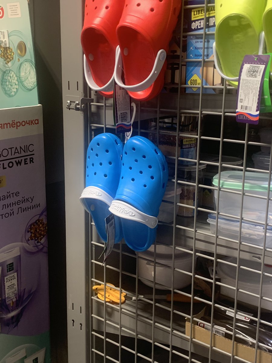 он не хочет меня отпускать……..