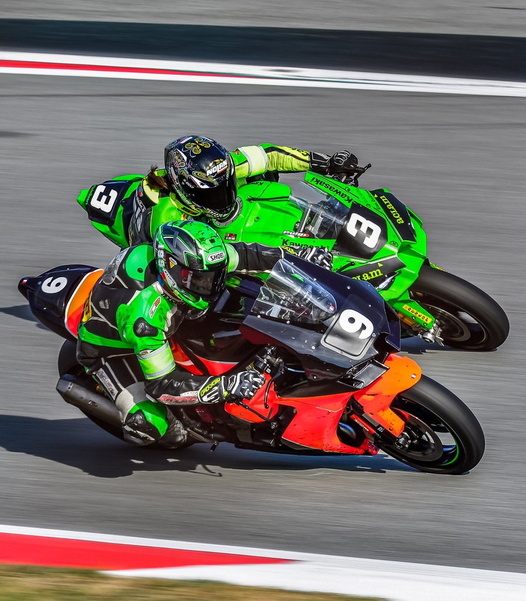 JMELLIDEZ's tweet photo. 24H Motociclisme Catalunya, Kawasaki ZX10R 1000 , Català Racing Team Vs. Artec Team https://t.co/es73Ing7SJ