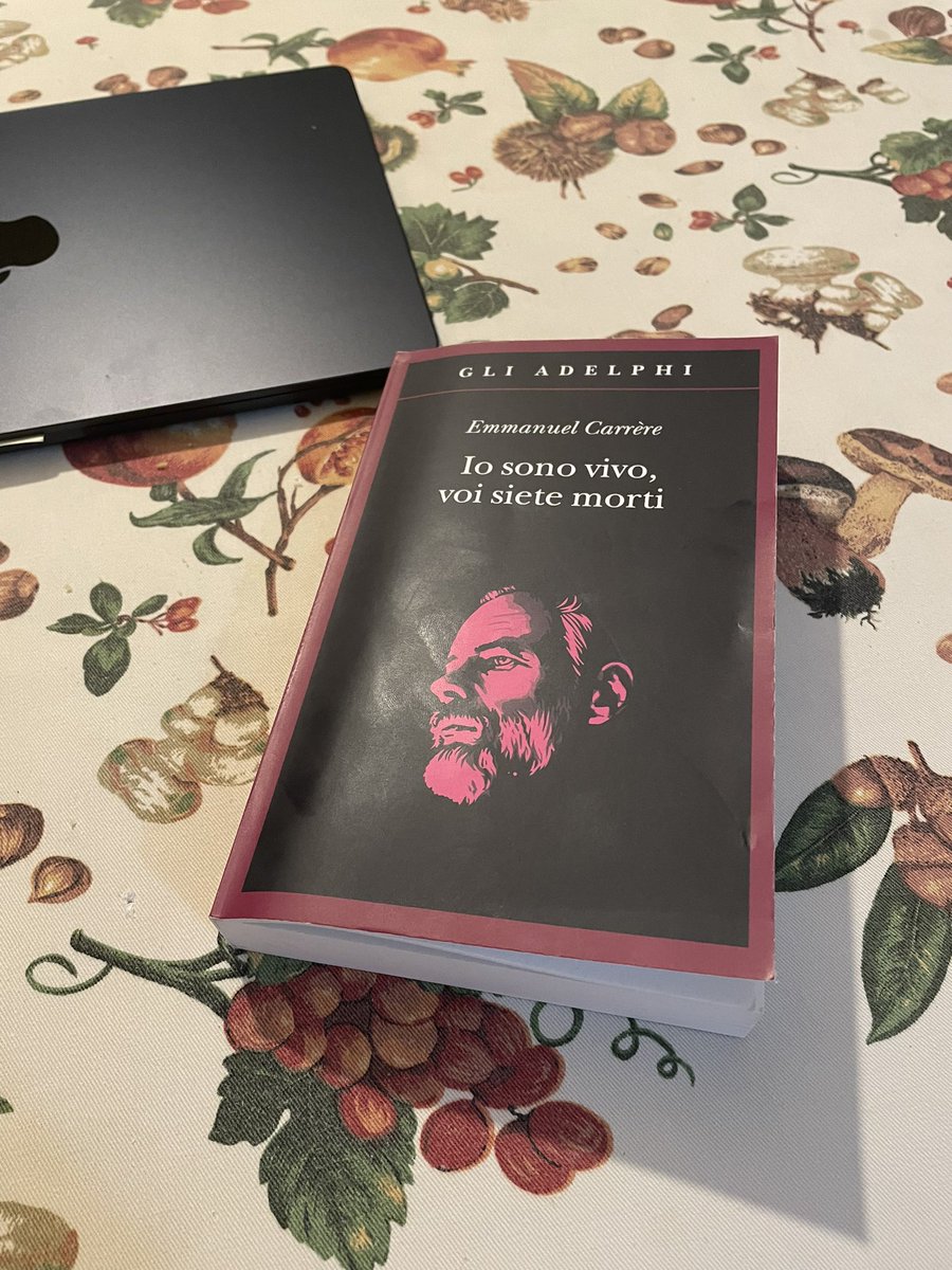 Inizio a leggere questo, di #emmanuelcarrère 

amzn.to/3rrkdoV

Già le prime pagine sono ben scritte. Temo sarà uno di quei libri che mi costringono a leggerlo in 2-3 giorni, impedendomi di lavorare e quant’altro.

Sulla vita dello scrittore di fantascienza #philipkdick