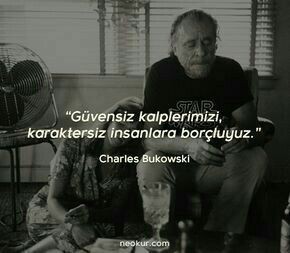“Sevgili Bay Bukowski:
Neden hiç siyaset veya dünya meseleleri üstüne yazmıyorsunuz?
M.K.
 
“Sevgili M.K.:
 
“Ne diye? Yani, yeni bir şey mi var? -yemeğin altının yandığını herkes biliyor.

 Charles Bukowski