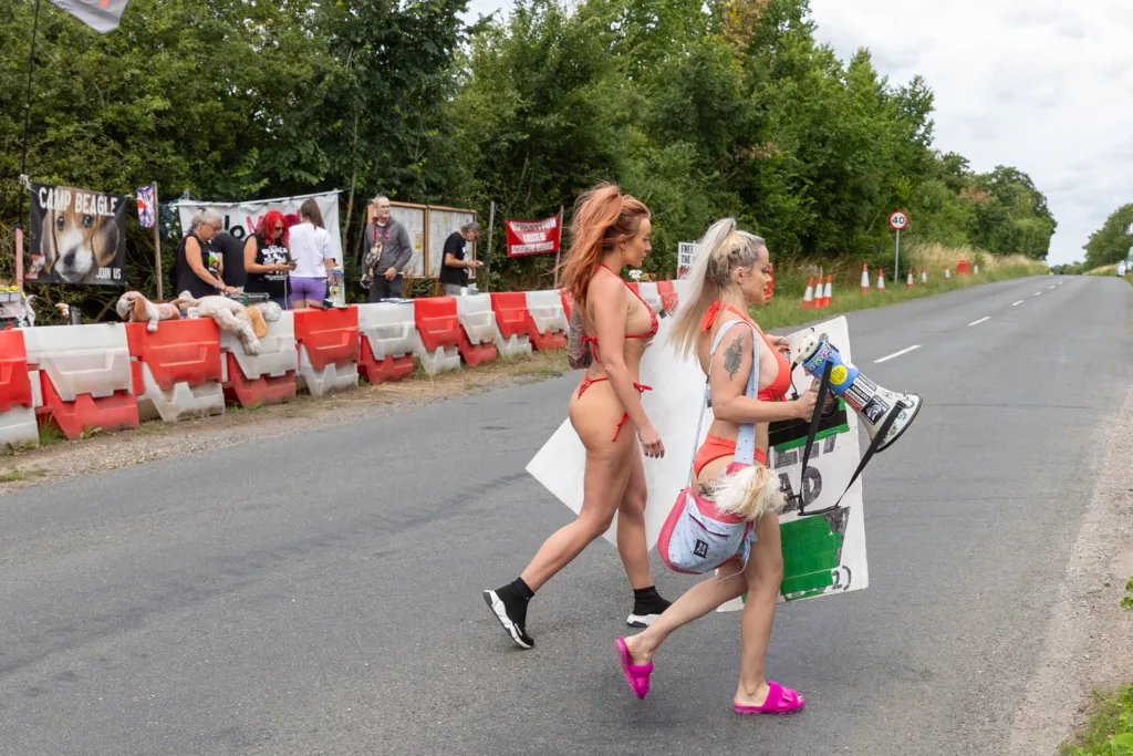 Bailiffs v BABESTATION
Injunctions showered on bikini clad protestors at #CampBeagle Zoe Grey & Stella Paris turn up to raise awareness of animal testing at MBR Acres,
Bailiffs on behalf of Mills & Reeves throw papers at them in attempt to serve them but just litter the  highway.