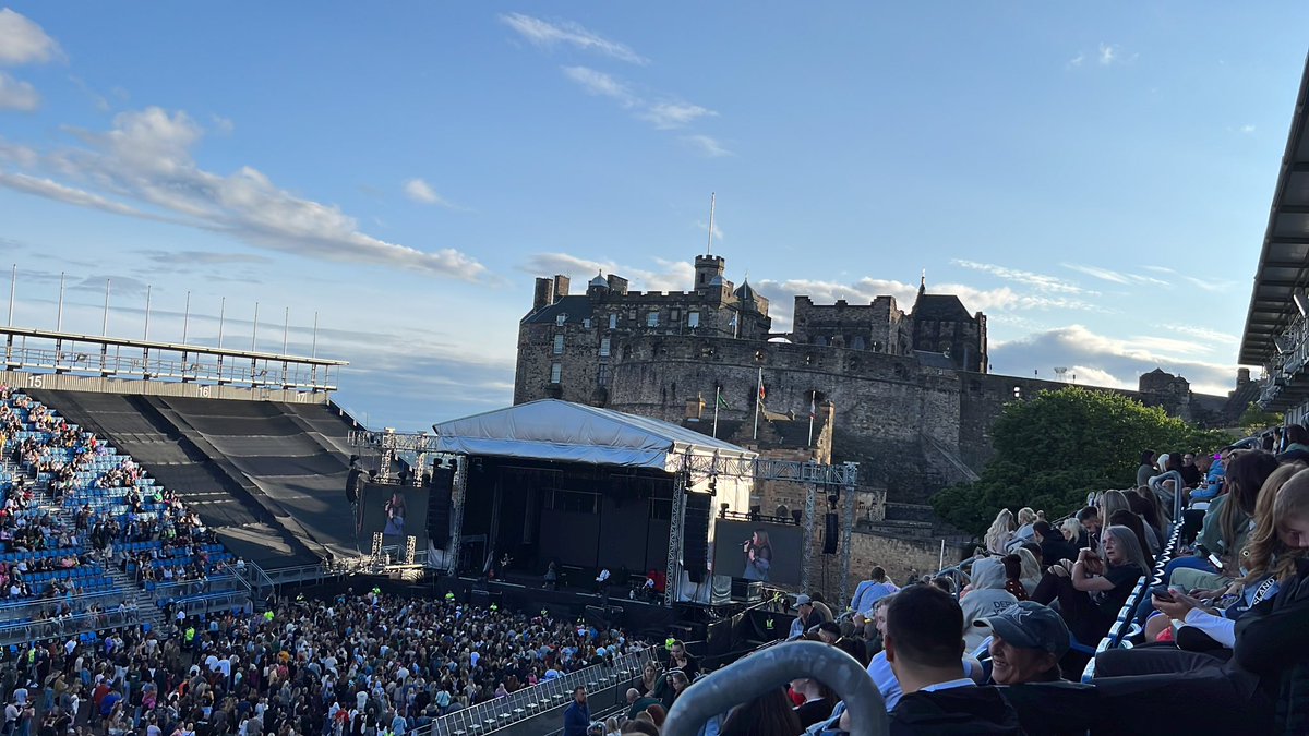 Full Irish line up #fullirish <a href="/DermotKennedy/">Dermot Kennedy</a>  few of us in the crowd !