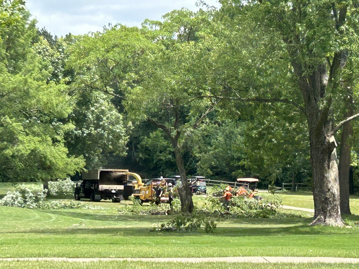 cookie8010's tweet photo. Yesterday’s storm downed a dozen or so majestic trees at Lake of the Woods Golf Course in Columbia, Mo. My nemeses are still standing strong. So there’s that! @KOMUnews @KRCG13 @CoMissourian @columbiatribune https://t.co/6IRDSOjOOB