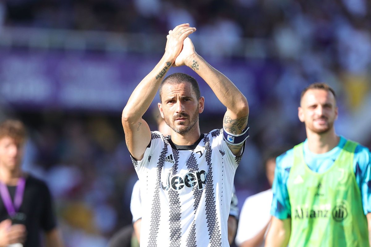 FabrizioRomano's tweet photo. Leonardo Bonucci, no longer part of the project at Juventus. Club decision is to exclude Bonucci from the first team — OUT of the squad. 🚨⚪️⚫️ #Juventus

Bonucci will be made available on the market with immediate effect. https://t.co/3fb8L5qjUi