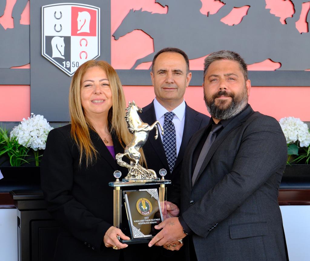 Karacabey Tarım İşletmesi Koşusu'nu aynı İşletmemizin yetiştirmesi Zincir Koparan kazandı.
Yarışın ardından yapılan törende, kazanan safkanın sahibi Birkan Bora Akarsu ve Karacabey İşletmesi Müdürü Şefattin Zeybek'e kupasını Genel Müdür Yardımcısı V. <a href="/KamerERTURAN/">Kamer ERTURANİBRİŞİM</a> takdim etti.