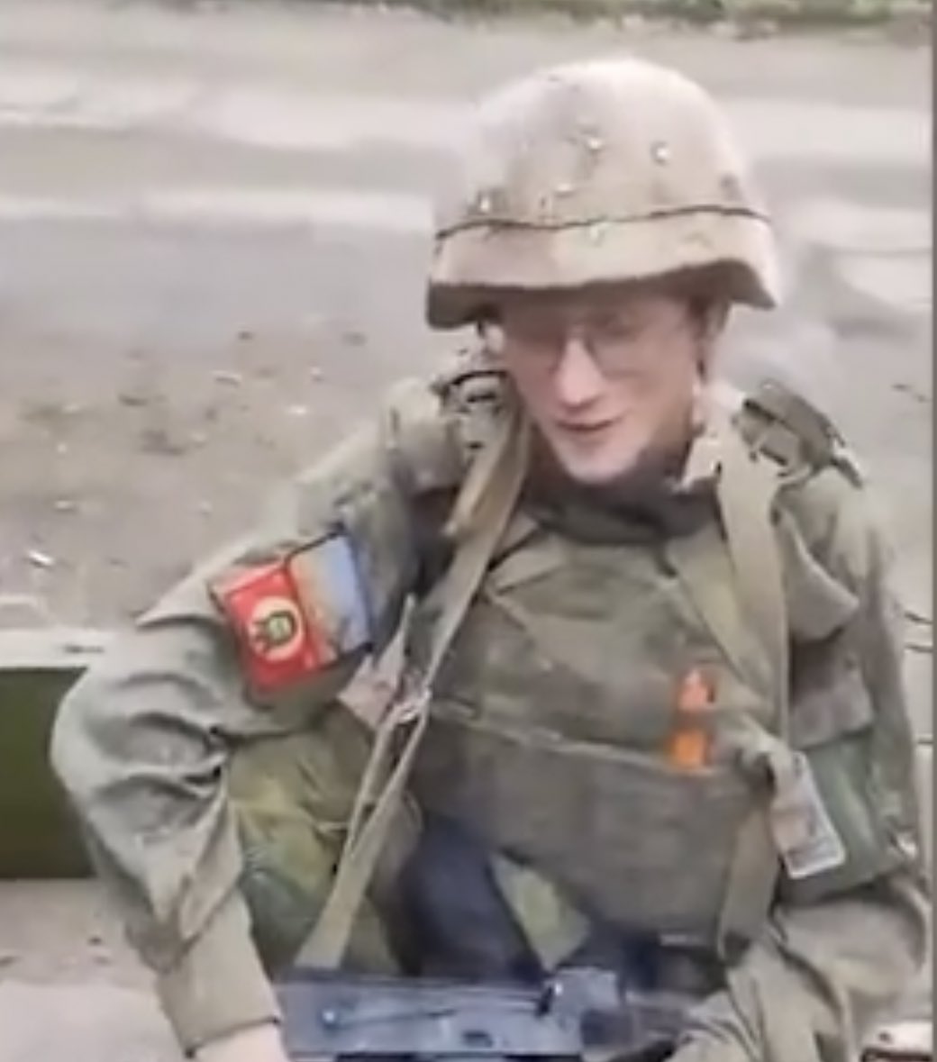 Zhitnipalzhi's tweet photo. Натурального возгордился видео с отрядом русских боевых анимешников, захвативших Бредлю (ёбаную), эпичные парни.

Не была бы наша пропаганда настолько кривой и топорно соловьёво-симоньяновской, оторвалась бы на секунду от бабок с советскими флагами и раскручивала бы их.

Актёры (реальные) есть, сценарий сюжета, котор��й пока ещё никто не обыграл в этой войне - просто просится в руки и кричит: возьми меня, тупая ты бесполезная идиотина, сделай из меня продукт, который можно будет легко «продать» по всему миру и получи миллионы конверсий.