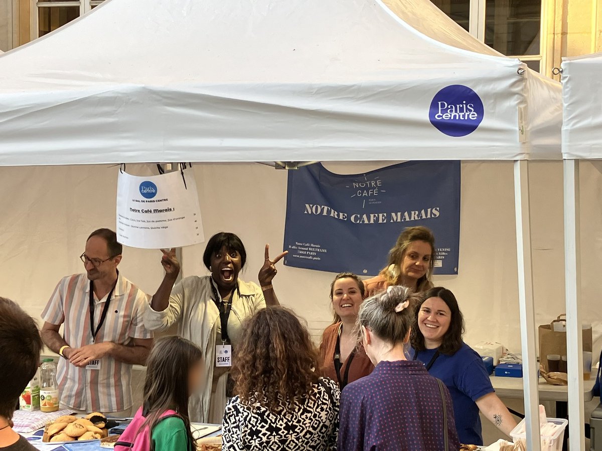 LaurenceMelloul's tweet photo. Ambiance sur le stand #notrecafemarais en musique au rythme #allumerlefeu #lebal de @MParisCentre https://t.co/cWkaxiwzvq