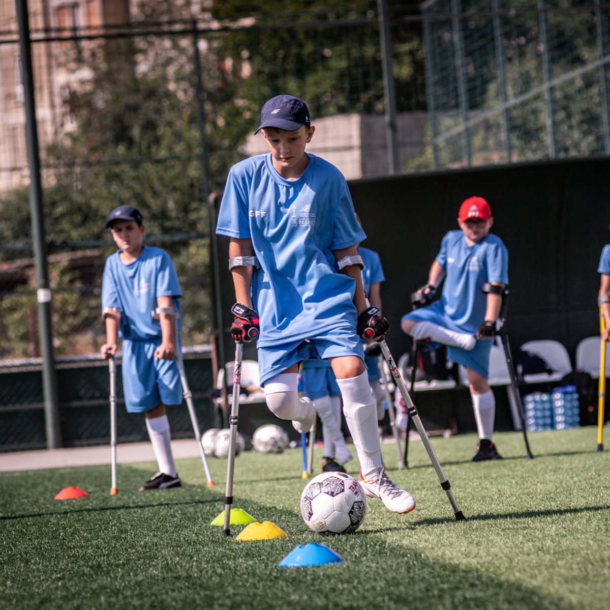 Już w sierpniu kolejna edycja międzynarodowego obozu dla dzieci i młodzieży ➡️ #JuniorCamp ⚽❤️

Tym razem najmłodsi ampfutboliści z całego świata przylecą do Warszawy 🇵🇱

Nie możemy się doczekać treningów ✅
Dołączcie do naszej wyjątkowej drużyny 😍

📷 @PaulaDuda13