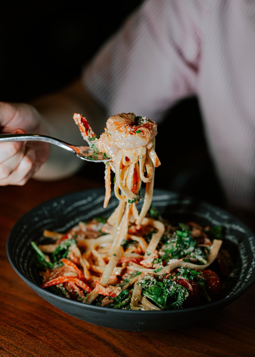 The Cajun Fettuccine Pasta has us feelin' all kinds of hot and bothered 🔥

Loaded with andouille sausage, prawns, red peppers, roasted gem tomatoes, spinach, parm, and a creamy cajun tomato sauce, you could say this new dish is the total package. #DineH2