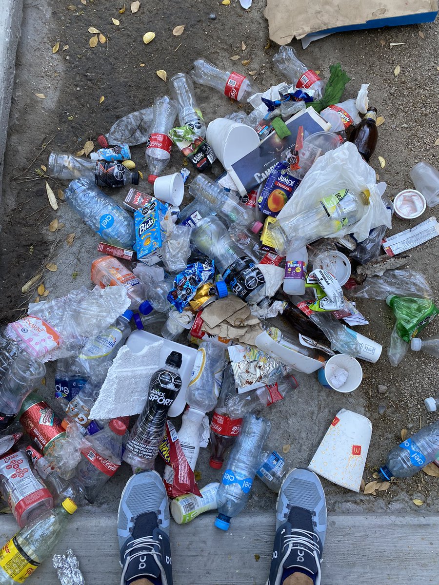 Alexvoy's tweet photo. Fui a correr afuera del CREA en la mañana. Terminado les pedí a los conserjes que me regalaran una bolsa de basura y en una vuelta me traje todo esto. Falta mucha educación para tener una ciudad limpia, de civilizados no tenemos nada. https://t.co/NVYRWvbBl2