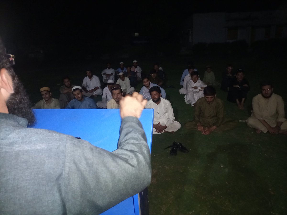 JamiatCHD's tweet photo. اسلامی جمعیت طلبہ چارسدہ مقام کے زیر اہتمام امیدواران کیلئے شب بیداری کا اہتمام کیا گیا۔
شب بیداری میں درسِ قرآن، زیارت القبور اور نوافل کا اہتمام کیا گیا۔ 
شب بیداری کا اختتام دعا سے کیا گیا۔ 
#JamiatChd #JamiatPK #KPJamiat https://t.co/UVT8oS7dvn