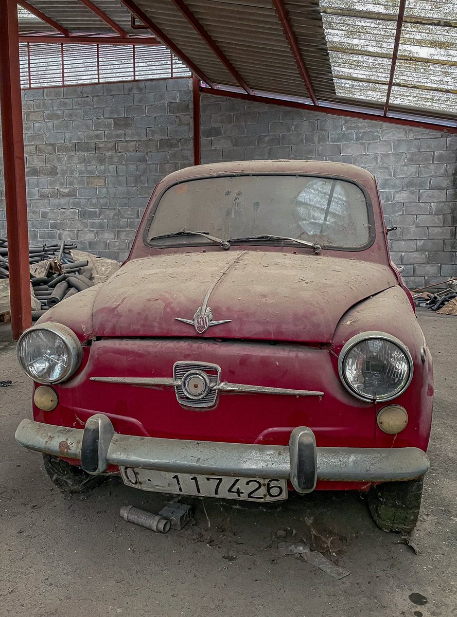 pabloasturies's tweet photo. Estos son algunos de los coches abandonados que me fui encontrando. 

¿Cuál de ellos escogeríais para restaurar? 

TE LEO ✌🏼✌🏼 https://t.co/bxSVUt8dyB
