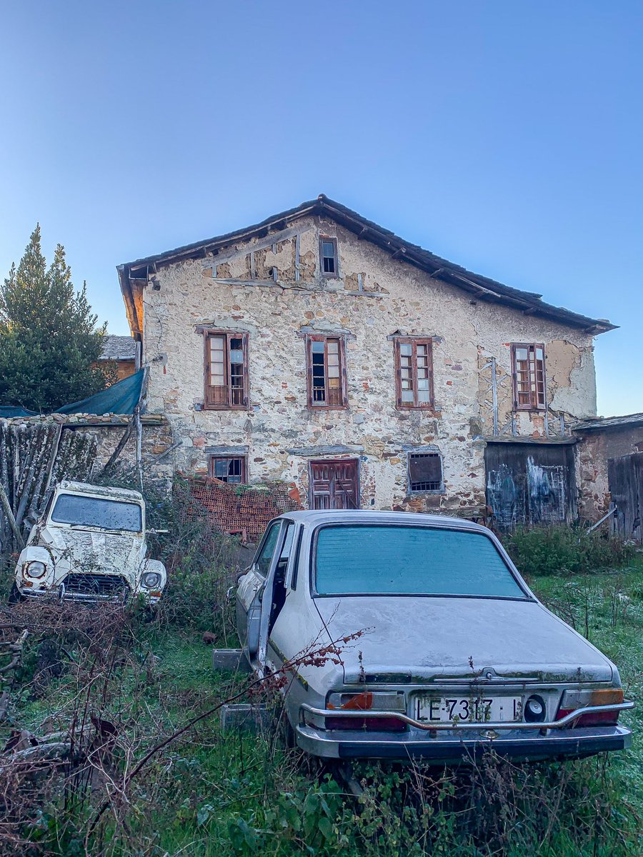 pabloasturies's tweet photo. Estos son algunos de los coches abandonados que me fui encontrando. 

¿Cuál de ellos escogeríais para restaurar? 

TE LEO ✌🏼✌🏼 https://t.co/bxSVUt8dyB