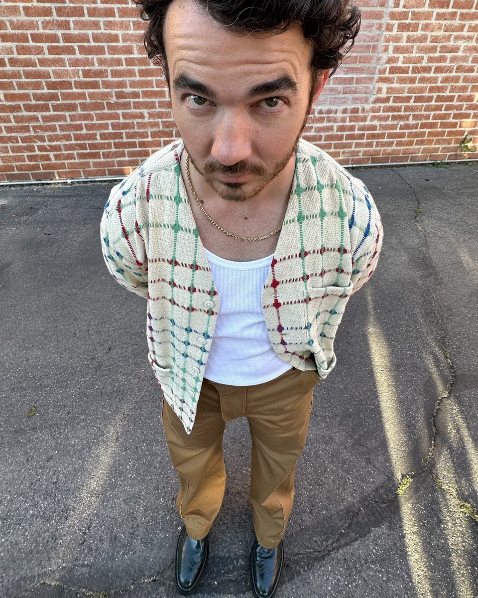 jonasbrothers's tweet photo. Waiting for THE TOUR like 🧍‍♂️ https://t.co/q1EexccvW6