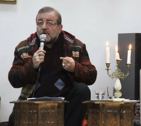 Kemalbulbull's tweet photo. 14 Temmuz 1982 Anısına!…

Akif’in bağrında Ali Çiçek’ti
Pir Kemal kokuyu içine çekti
Hayri öyle narin sanki ipekti
Zarafet sembolü Gül Yüzlü Canlar 

Dördü bir olmuştu, sadık yoldaştı
Ruhları birlikte zindanı aştı
Amed’i, Botan’ı, Şam’ı dolaştı
Şimdi bir deryada Gül Yüzlü Canlar 

Halk için Hak olan canlar haklıdır
Hayri Durmuş şimdi halkta saklıdır
“BORÇLU” değil, bizden alacaklıdır 
Biz borçluyuz size Gül Yüzlü Canlar 

Mazlum erkânında, cezbeye girdim
Pirin divanında bir ışık gördüm
Işığın renginde Haki’ye erdim
Aşkların ummanı Gül Yüzlü Canlar

Mazlum Nevroz günü üç kibrit yaktı
Ateşi Kawa’dan bize bıraktı
Işık seli gibi sonsuza aktı
Şehitler Serdarı Gül Yüzlü Canlar 

On sekiz mayısta yaktı kandili
Özgürlük yolunun dört kızıl gülü
Elinde ateşten ipek mendili
Halaya durdular Gül Yüzlü Canlar

Zindan ayaklandı, Amed yürüdü
Faşizm kahroldu, zulüm çürüdü
Arşı, kâinatı ateş bürüdü
Gezegenler yandı Gül Yüzlü Canlar 

Ateşte semaha durdu her biri
Silindi yaşamın kahreden kiri 
Beynimizi saran paslı zinciri
Koparıp da attı Gül Yüzlü Canlar

BÜLBÜLÎ ŞEYDA’yım tarihe bakın 
“Ortadoğudaki gelecek yakın” 
Umudu yeşertin solmasın sakın 
Bize böyle dedi Gül Yüzlü Canlar 

(Gül Yüzlü Canlar… Destanından)