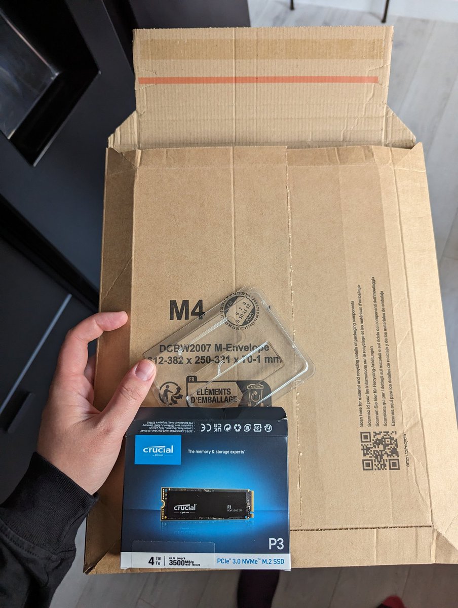 graemedncn's tweet image. Thanks @AmazonUK love paying £150 to get an unsealed parcel delivered of an empty box where the M.2 drive use to be 🙃 second time I've bought something expensive and dodgy shit has happened. People must be swiping shit in your warehouses 🤦