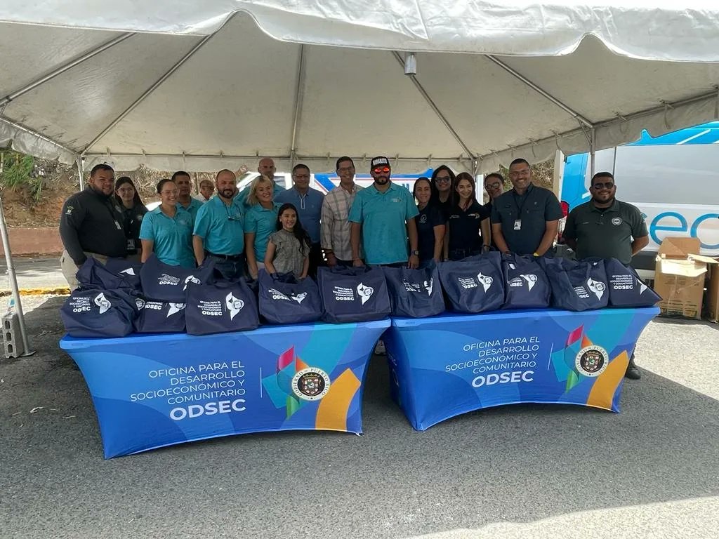 rodrzaguilo13's tweet photo. Naranjito| Es un privilegio poder ser parte de las iniciativas de nuestra administración que impactan positivamente al Pueblo. Hoy con nuestro alcalde, .@Orlando_Ortiz51 y el personal de #ODSEC. https://t.co/WNnsgX1nuR