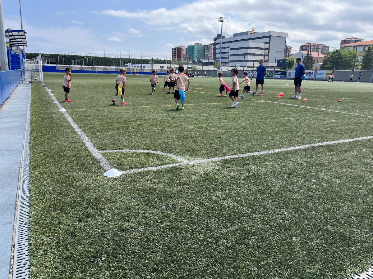 CampusBansander's tweet photo. Buenas tardes !!!

Mañana damos por finalizada la primera quincena.

Ha estado cargada de juegos, gymkanas, aspectos técnicos colectivos e individuales.

Estamos disfrutando, aprendiendo, haciendo amigos nuevos y, sobre todo, pasándolo en grande. https://t.co/LQj7Q0H6SQ
