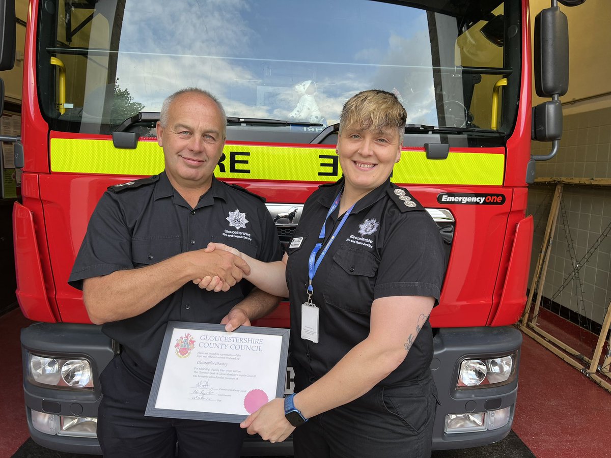 Congratulations WM Chris Mooney of Station 19 - Northleach on your 25+ yrs of service for GFRS! 🥳🤩
Fantastic achievement helping the communities of Gloucestershire. Well done Chris 👏🏼#milestone #amazing @Glosfire