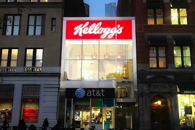 Snack_Memories's tweet photo. Kellogg's NYC (2016-2019): In an effort to revive slumping sales, Kellogg's opened a hip, New York City cereal bar, first in Times Square, then moving to Union Square. It featured a myriad of cereals, and toppings with a menu created by Christina Tosi of Milk Bar fame. https://t.co/eFHKOXZYni