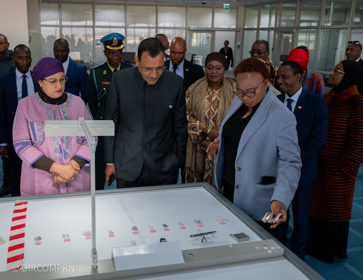 PresidenceNiger's tweet photo. Dans la matinée du jeudi 13 juillet 2023, en marge du US-Africa Business Summit qui se tient à Gaborone (Botswana), le Président de la République, SEM @mohamedbazoum et sa délégation ont visité les installations de la Diamond Trading Company (DTC), la société d'Etat qui exploite, traite, trie et écoule le diamant du Botswana, deuxième producteur mondial de cette pierre précieuse.

Environ 20 000 personnes travaillent pour la DTC à différents stades de la chaîne : mines, traitement, tri et vente. Le Botswana est associé dans cette exploitation au géant sud-africain De Beers, au sein d'une entité dénommée Debswana.

La délégation nigérienne a reçu d'amples explications sur le fonctionnement de la chaîne diamantifère et visité son centre de tri.