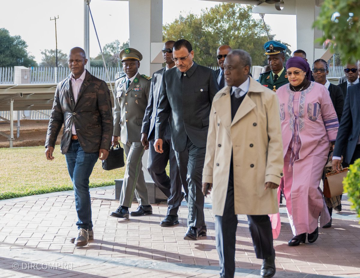 PresidenceNiger's tweet photo. Dans la matinée du jeudi 13 juillet 2023, en marge du US-Africa Business Summit qui se tient à Gaborone (Botswana), le Président de la République, SEM @mohamedbazoum et sa délégation ont visité les installations de la Diamond Trading Company (DTC), la société d'Etat qui exploite, traite, trie et écoule le diamant du Botswana, deuxième producteur mondial de cette pierre précieuse.

Environ 20 000 personnes travaillent pour la DTC à différents stades de la chaîne : mines, traitement, tri et vente. Le Botswana est associé dans cette exploitation au géant sud-africain De Beers, au sein d'une entité dénommée Debswana.

La délégation nigérienne a reçu d'amples explications sur le fonctionnement de la chaîne diamantifère et visité son centre de tri.