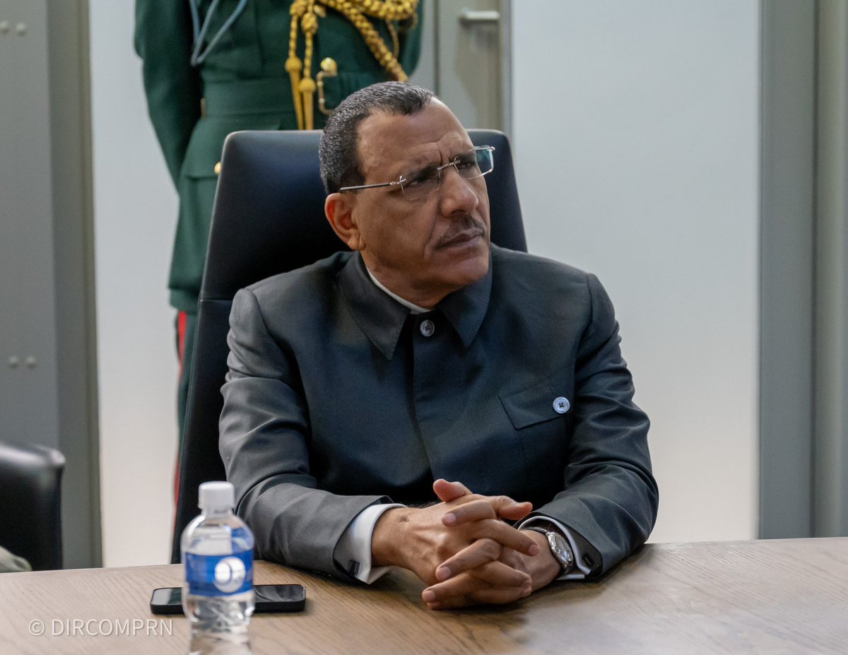 PresidenceNiger's tweet photo. Dans la matinée du jeudi 13 juillet 2023, en marge du US-Africa Business Summit qui se tient à Gaborone (Botswana), le Président de la République, SEM @mohamedbazoum et sa délégation ont visité les installations de la Diamond Trading Company (DTC), la société d'Etat qui exploite, traite, trie et écoule le diamant du Botswana, deuxième producteur mondial de cette pierre précieuse.

Environ 20 000 personnes travaillent pour la DTC à différents stades de la chaîne : mines, traitement, tri et vente. Le Botswana est associé dans cette exploitation au géant sud-africain De Beers, au sein d'une entité dénommée Debswana.

La délégation nigérienne a reçu d'amples explications sur le fonctionnement de la chaîne diamantifère et visité son centre de tri.