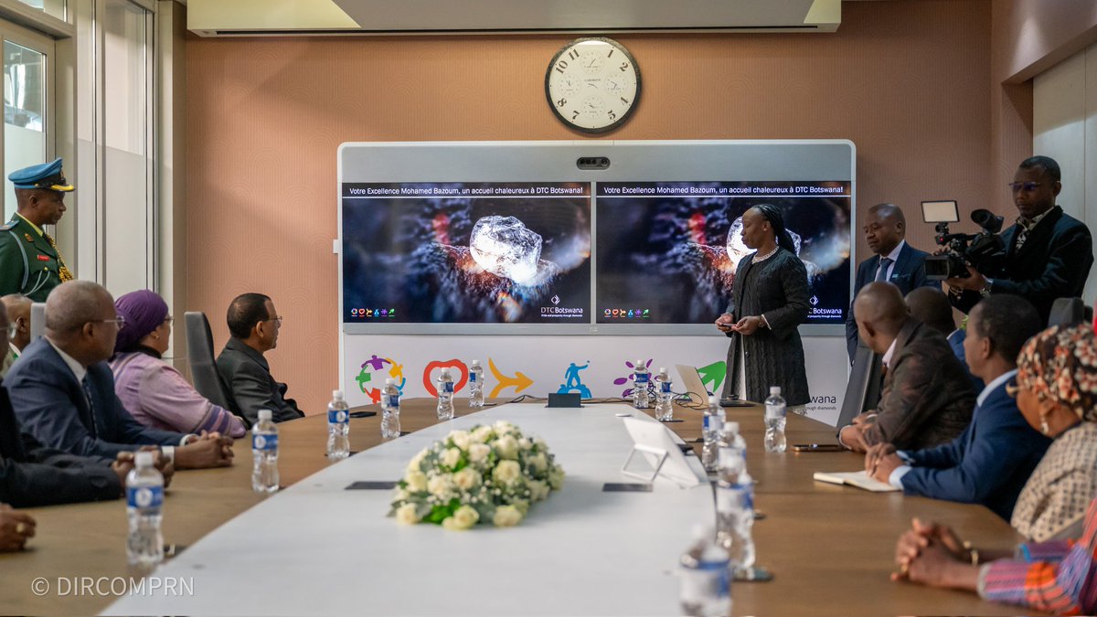 PresidenceNiger's tweet photo. Dans la matinée du jeudi 13 juillet 2023, en marge du US-Africa Business Summit qui se tient à Gaborone (Botswana), le Président de la République, SEM @mohamedbazoum et sa délégation ont visité les installations de la Diamond Trading Company (DTC), la société d'Etat qui exploite, traite, trie et écoule le diamant du Botswana, deuxième producteur mondial de cette pierre précieuse.

Environ 20 000 personnes travaillent pour la DTC à différents stades de la chaîne : mines, traitement, tri et vente. Le Botswana est associé dans cette exploitation au géant sud-africain De Beers, au sein d'une entité dénommée Debswana.

La délégation nigérienne a reçu d'amples explications sur le fonctionnement de la chaîne diamantifère et visité son centre de tri.