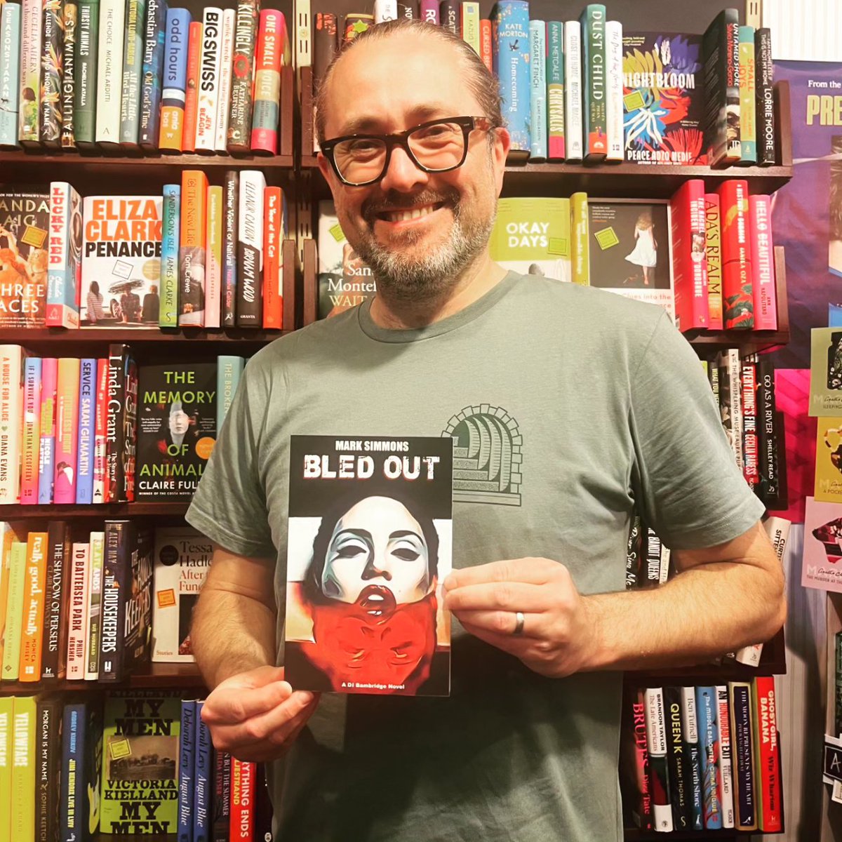 TheMarkASimmons's tweet photo. Stopped by @RedLionBooks this week.

Left 3 signed copies of Bled Out.

Great independent book shop in the heart of Colchester. Get yourselves down there and support local.

#bledout #supportindependent #redlionbookscolchester #crimefiction #detective #bookshop #poeboypublishing https://t.co/YbKi4TrT8C