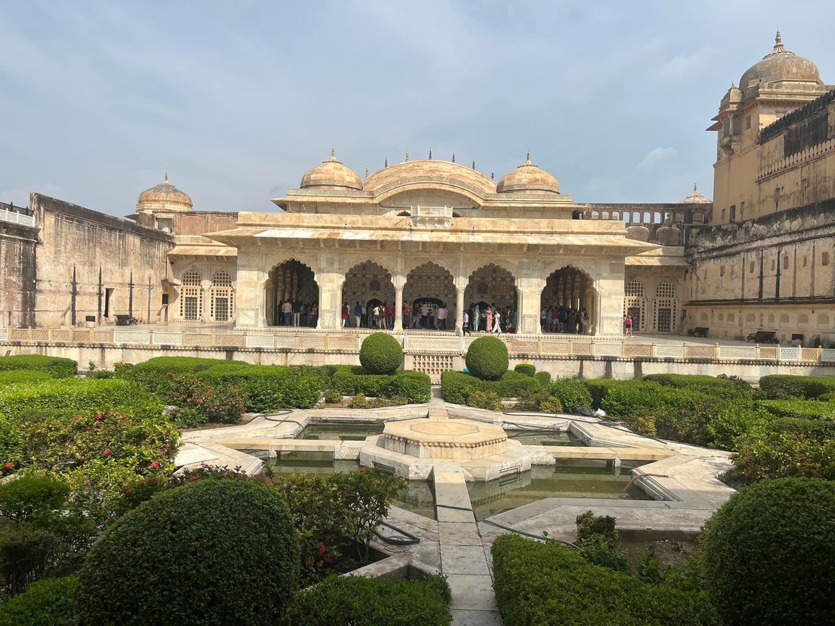 Football was followed by Indian dancing, a visit to Amber Fort and a visit to a Temple, and learning about Indian fabrics. Busy but fantastic day 👌🏼#Jaipur #indiasportstour #India2023 1/4