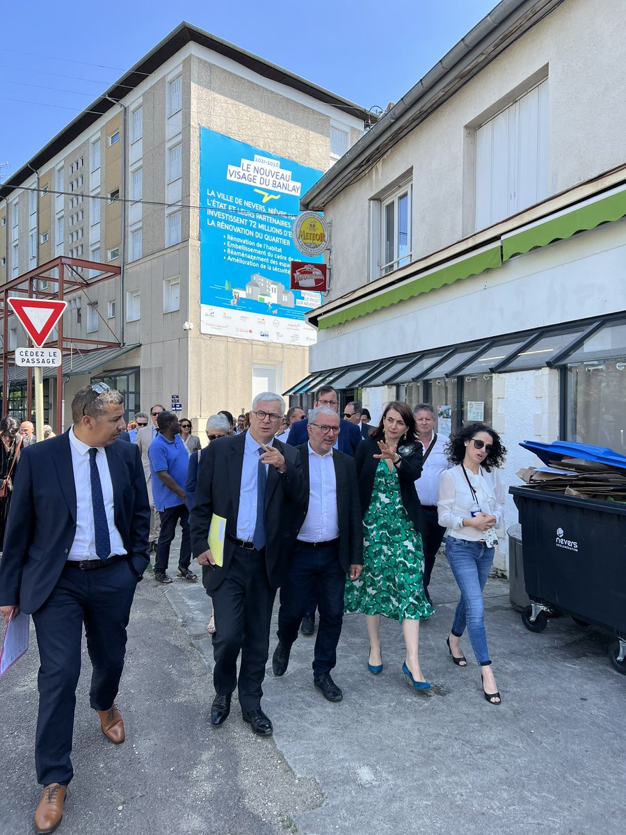 denisthuriot's tweet photo. Accueil ce jour de Anne-Claire MIALOT, Directrice générale de l’ANRU, dans notre @villedenevers pour lui présenter le projet de renouvellement du #Banlay. @acmialot @AnruOfficiel #renouvellementurbain #quartier https://t.co/2fBCoFsuwi