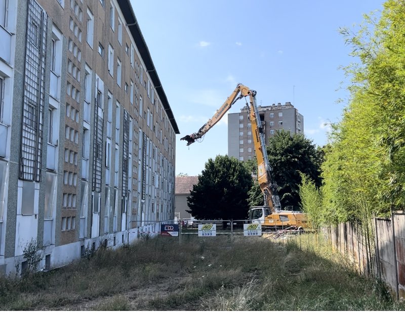 denisthuriot's tweet photo. Accueil ce jour de Anne-Claire MIALOT, Directrice générale de l’ANRU, dans notre @villedenevers pour lui présenter le projet de renouvellement du #Banlay. @acmialot @AnruOfficiel #renouvellementurbain #quartier https://t.co/2fBCoFsuwi