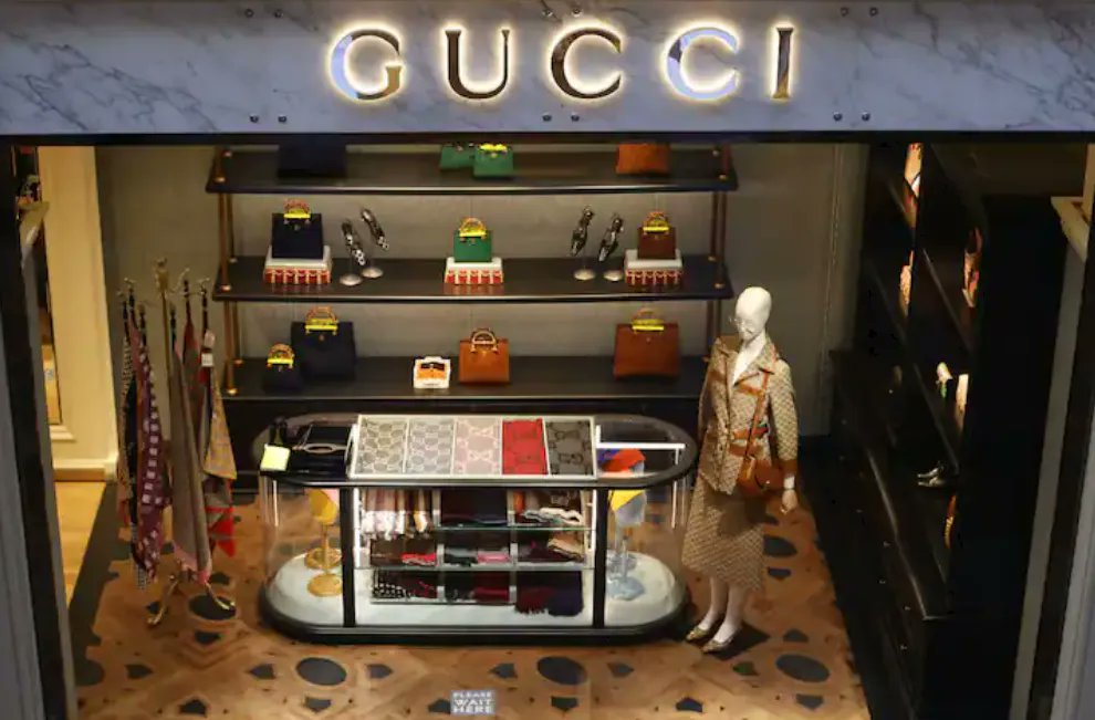 tmukogo's tweet photo. 1. Gucci is rumored to be leaving South Africa 🤯 due to low sales based on a tweet from the influential @AdvoBarryRoux. 

What's going on with #Gucci &amp; #SA? Is this true? I looked into Gucci's financial reports to see if this makes sense. 

Full🧵 below 👇🏾 + V11s https://t.co/XNKyCFU65S