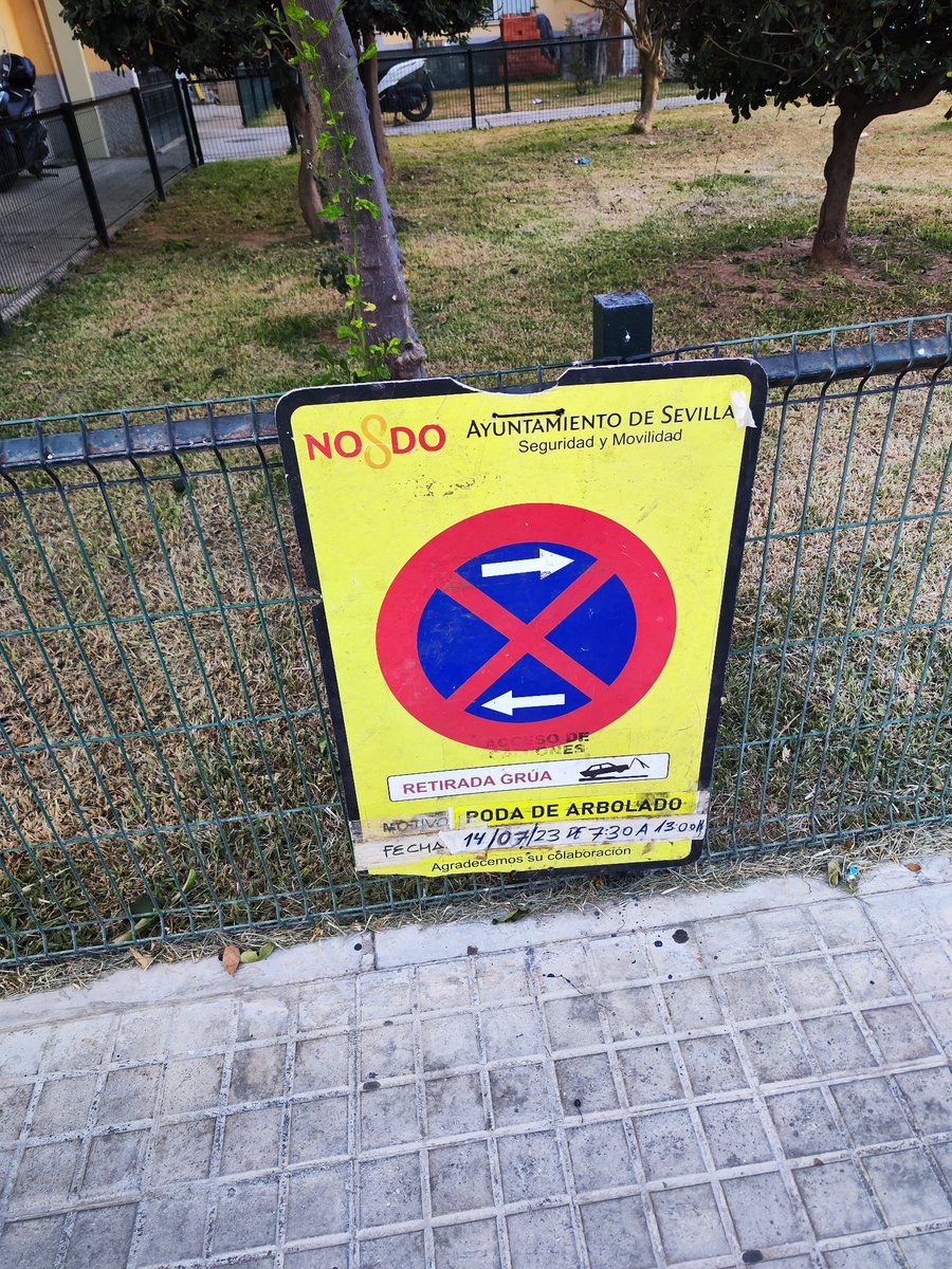 DomiMarquez's tweet photo. @policia esto es ilegal de todas las maneras posibles, mal señalizado, con una plaza de movilidad reducida balizada para poder invadir el acerado público con un vehículo y mañana tendrémos que agradecer que hayan podido... @Ayto_Sevilla deberían de revisar estás actuaciones thx https://t.co/7SKMQ9tlf4