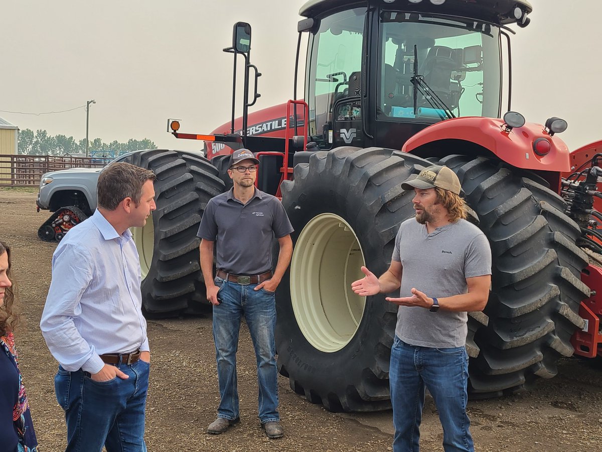 DecisiveFarming's tweet photo. Great to have the Parliamentary Secretary for Agriculture and Agrifood @Francis_Drouin  join our team and customers Kunz Farms and Korova Feeders today. 

Technology enables sustainable outcomes from crops, livestock, to across the whole supply chain and we highlighted just that. https://t.co/10m43o9ERB