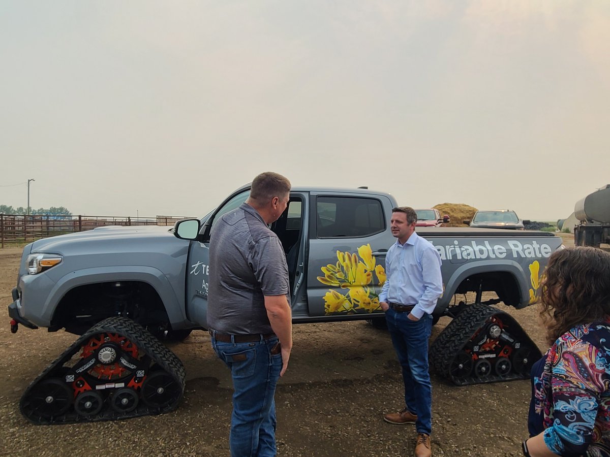 Great to have the Parliamentary Secretary for Agriculture and Agrifood <a href="/Francis_Drouin/">Francis Drouin</a>  join our team and customers Kunz Farms and Korova Feeders today. 

Technology enables sustainable outcomes from crops, livestock, to across the whole supply chain and we highlighted just that.