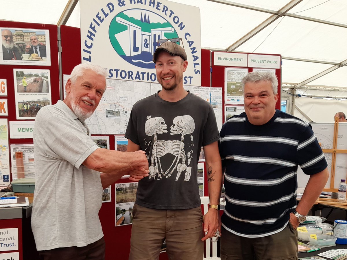 Wow! We are over the moon to announce that @RobbieCumming is our new patron. Read all about it: lhcrt.org.uk/2023/07/13/new… #CanalBoatDiaries #CrankIt