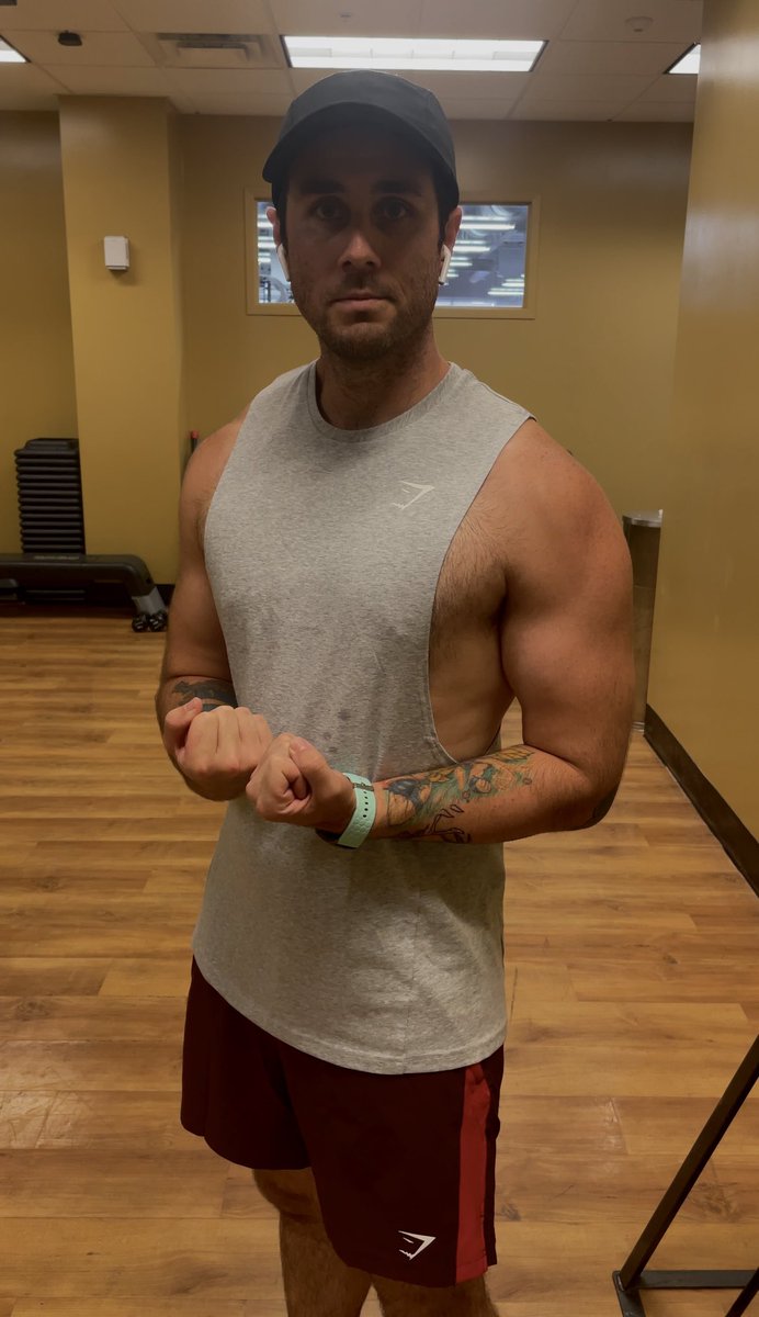 patricklockyer's tweet photo. I have small calves 😌 https://t.co/5LprTyvS3D