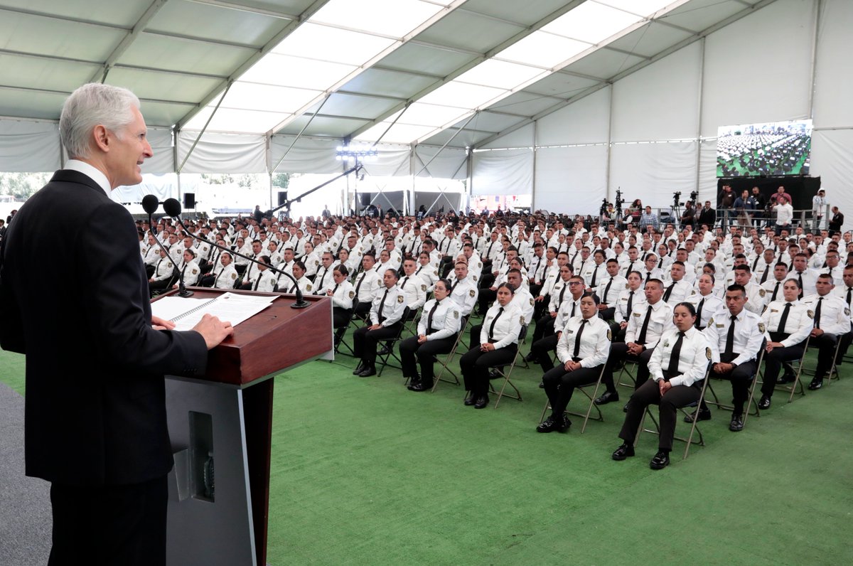 Tomamos protesta a 430 policías egresados de la Licenciatura de Seguridad Ciudadana e Investigación Policial y del Curso de Formación Inicial para Policía Preventivo. Muchas felicidades.