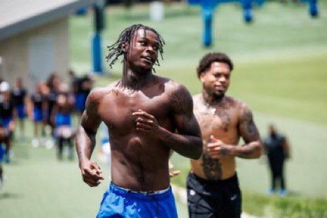 Lynn Bowden is training with the Kentucky Football team this summer!

Here he is running with Under Armour All-American and UK freshman JQ Hardaway.

As the staff often says, “UK Football is Family.”

#BBN https://t.co/scWSHmtLbt