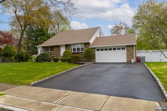 BardossasRE's tweet photo. Simply amazing in Old Tappan. Move into this 3 BD/ 2 BA now! Call/text/DM me today!  https://t.co/UCsloaETHx https://t.co/pXCHqYUyVW