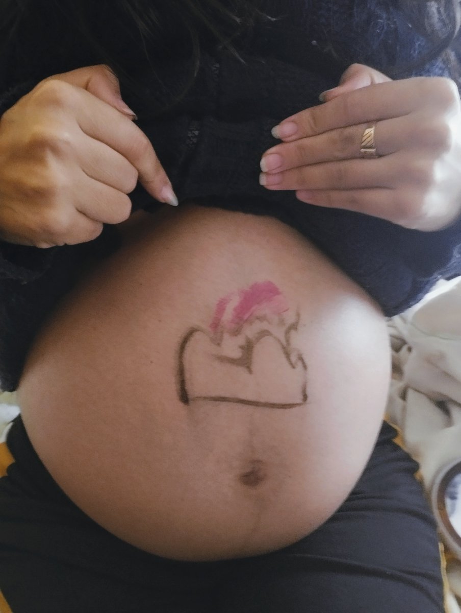 Valsella's tweet photo. Mi sobrino de 4 años me dibujó la panza. Qué ven? Yo una mamá colorada con un bebé en brazos 😱 #30semanas https://t.co/oGMB9zw12J