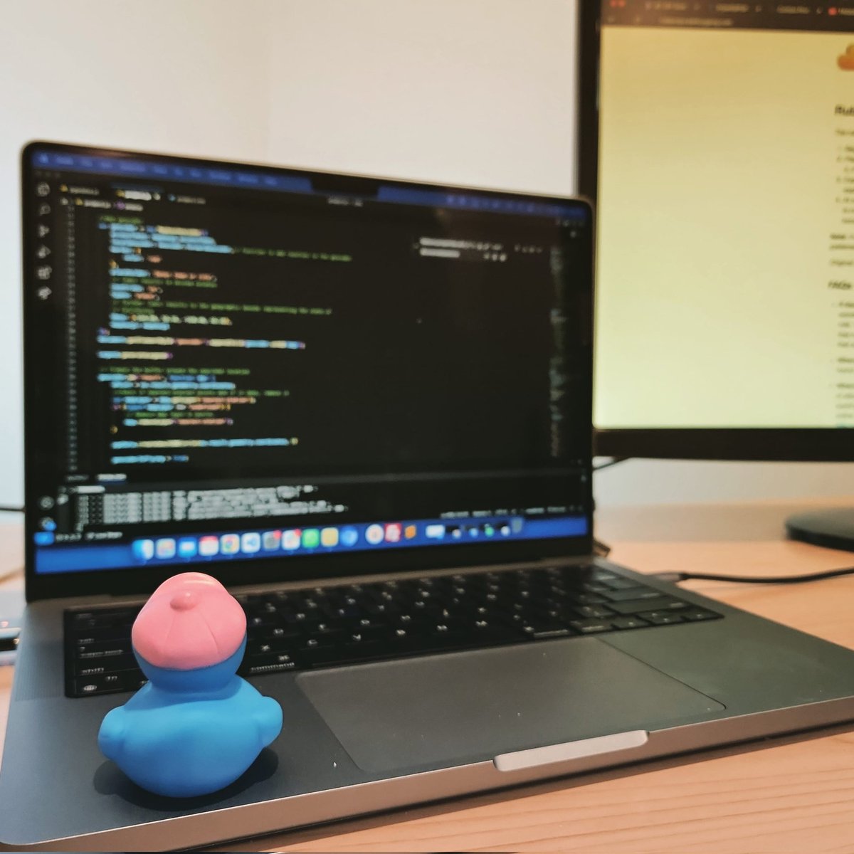 developerduck_'s tweet image. I just arrived and they put me to work right away #rubberduck #rubberduckprogramming