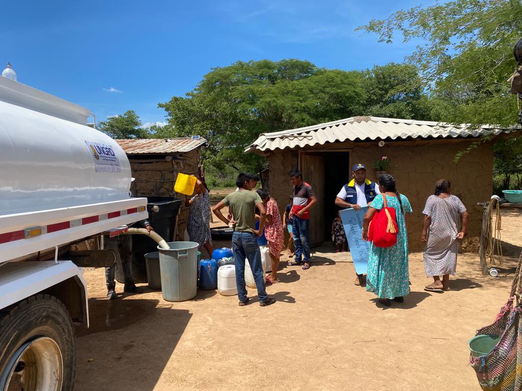 olmedolopezm's tweet photo. En la tierra del Almirante José Prudencio Padilla, el pueblo Guajiro, como lo anunciará el Presidente @petrogustavo, equipos de la @UNGRD inician el proceso de distribución de agua, sin descanso hasta garantizar el mínimo vital. https://t.co/yooGNwkh8W